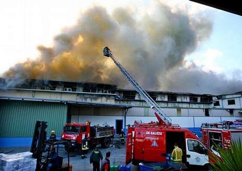 Incendio en una nave de congelados en Caldas de Reis.