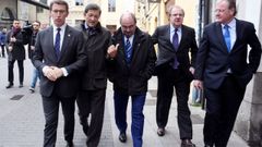 El jefe del Ejecutivo de Castilla y Le�n, Juan Vicente Herrera (2d), acompa�ado por los presidentes de Galicia, Alberto N��ez Feij�o (i), Asturias, Javier Fern�ndez (2i), Arag�n, Francisco Javier Lamb�n (c) y el alcalde Antonio Silv�n (d)