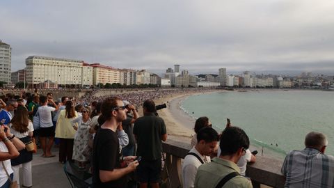 Eclipse total desde el paseo mar�timo de A Coru�a y las playas de Riazor y el Orz�n