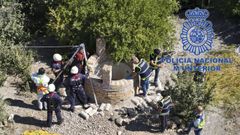 Agentes de la Polica Nacional en el pozo donde fue hallada la mujer.