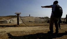 El arque�logo municipal muestra uno de los petroglifos de Punta Herminia tras las labores de limpieza de los mismos.