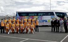 La plantilla posa ante el bus en el que recorrer�n 23.000 kil�metros esta temporada.