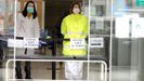 PUERTA LA VILLA GIJON.Personal sanitario controla el acceso al Centro de Salud de Puerta de la Villa, durante la pandemia de coronavirus