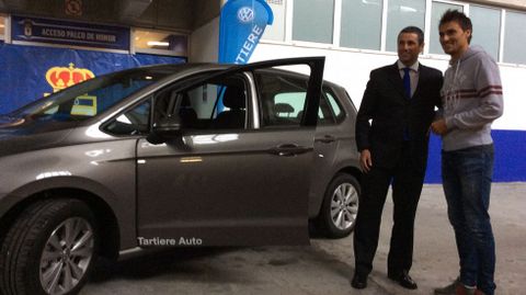 Jonathan Vila recibe su coche