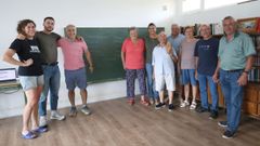 Os veci�os que participan na recollida de alcumes de Parderrubias.