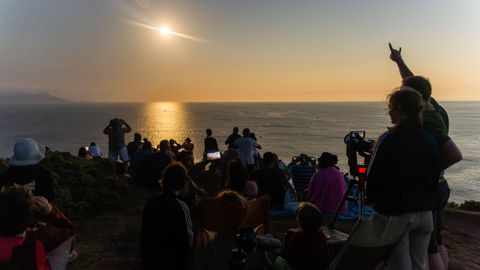 Varias personas contemplando el eclipse desde Estaca de Bares.