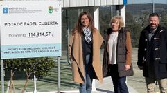Fina Su�rez (centro) y Manuel Pereiro, en la visita a la nueva pista de p�del de Trazo de la directora xeral de Administraci�n Local, Natalia Prieto
