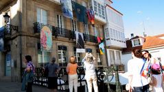 Vecinos y turistas contemplan las obras colgadas en la entrada del casco hist�rico