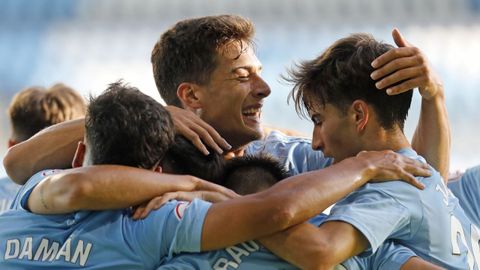 Manu Fernández celebrando con sus compañeros del Celta Fortuna en un duelo ante el Arenteiro.