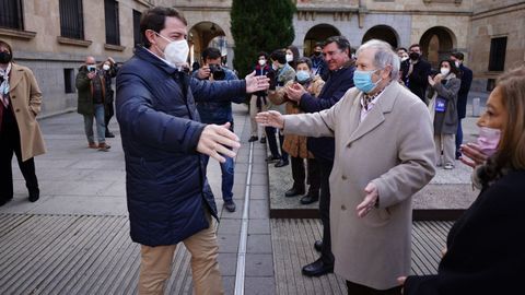 Alfonso Fern�ndez Ma�ueco saluda a un simpatizante en un colegio electoral en Salamanca