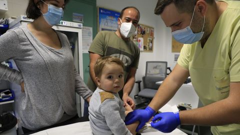 Vacunacin infantil contra la gripe en el centro de salud de Bertamirns