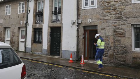 Un t&eacute;cnico de la suministradora de gas durante la inspecci&oacute;n en las viviendas del Hospitali&ntilde;o