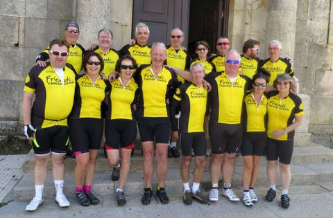 Un grupo de onclogos y pacientes irlandeses recal en Laln de camino a Compostela en bicicleta. 