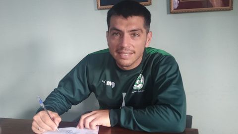 Gonzlez, cuando firm el contrato con el Club Plaza Colonia