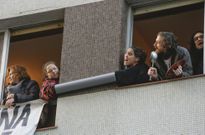 <span lang= es-es >El desahucio de Elisabeth</span>. El 27 de noviembre del 2013 se produjo el desalojo de Elisabeth Sanles del piso que ten�a alquilado en la calle Antonio Noche. 