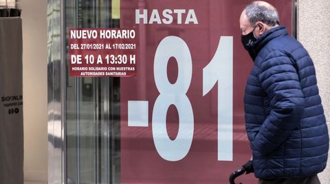 Un cartel informa de las restricciones en el horario de apertura que se levantaron este mi�rcoles