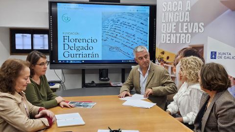 Reunin das representantes da Fundacin Florencio Delgado Gurriarn con Valentn Garca.