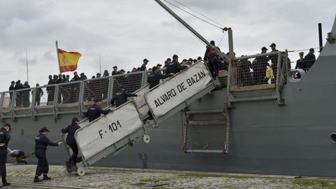 La dotaci�n embarca en la fragata �lvaro de Baz�n.