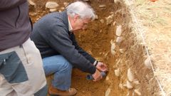 En el 2009 se utiliz� la t�cnica de la luminiscencia del cuarzo para calcular la antig�edad de un yacimiento paleol�tico situado en el lugar de As Lamas, en Monforte. En la foto, los investigadores extraen muestras de tierra de este yacimiento para realizar los an�lisis