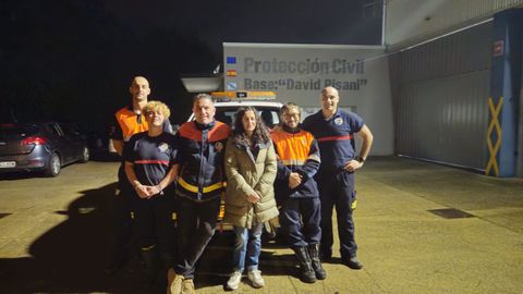 La alcaldesa, Mara Pan, con los voluntarios que partieron de Cambre hacia la Comunidad Valenciana