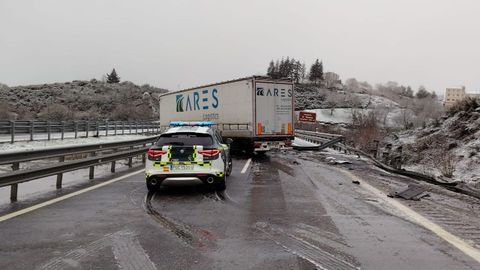 Un cami�n atravesado en la A-52 en A Gudi�a oblig� a cortar el tr�fico sentido Vigo