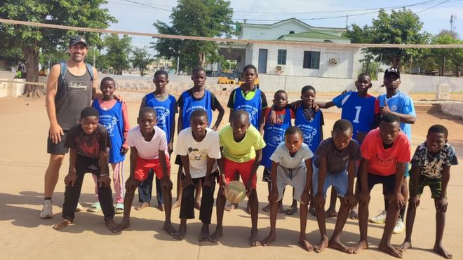 Nstor Romero pas un mes en Mozambique desarrollando un proyecto solidario para implicar a los ms pequeos en el mundo del deporte