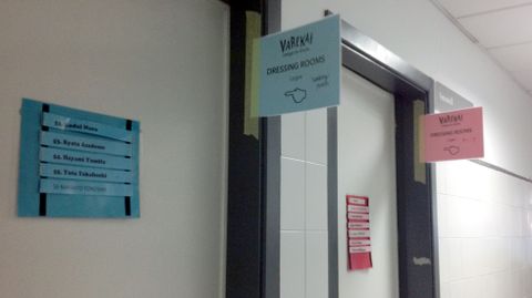 Los pasillos del Palacio de Deportes de Gij�n, llenos de indicadores del personal de �Varekai�