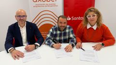Llar� Blanco, directora de la oficina del Banco Santander de Carballo; Marco Lorenzo Carbia, responsable del �rea de Negocios�y Empresas (Santiago e Ponvedra) del Banco Santander, y Diego Iglesias, presidente de Axober