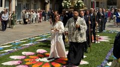 Procesi&oacute;n sobre la alfombra floral en la Praza Maior viveirense