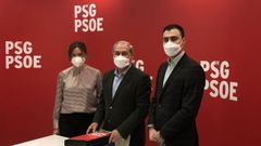 Tom� (en el centro) present� los avales en la sede del PSdeG-PSOE en Santiago