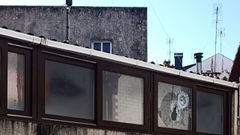 El ladr�n accedi� al local de A Central rompiendo la ventana de la cocina