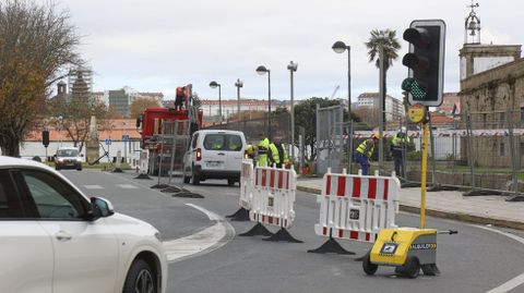 Trabajos en el entorno del antiguo Cuartel de Instruccin, donde se ha restringido el trfico para comenzar el desmontaje de la valla.