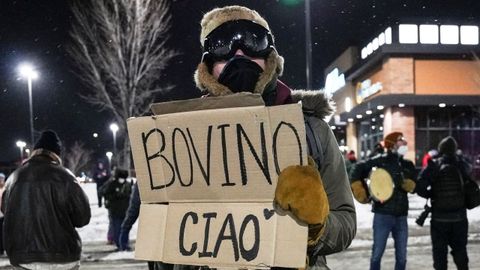Un manifestante con un cartel que celebra la retirada del comandante de la Patrulla Fronteriza