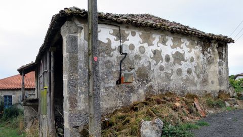 Otra construcci�n en Cicill�n (Taboada) con esgrafiados mal conservados