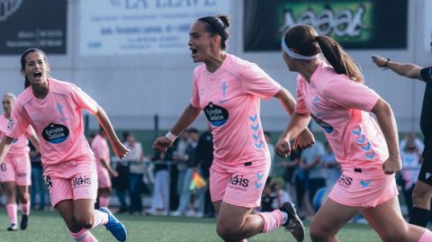 La jugadora de As Celtas Nara Fern�ndez celebra con Estela Castro y Ana Toubes su gol frente al Ol�mpico de Le�n en la primera vuelta.