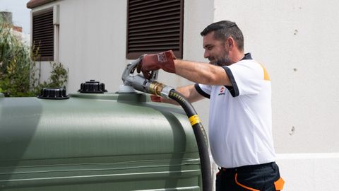 Codisol se desplaza hasta los hogares para proceder a los llenados de gas�leo en las calderas.