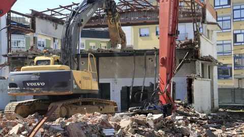 Tragsa est acabando el derribo de la vieja lavandera del hospital Xeral, donde se construir una central de biomasa