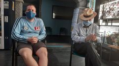 Adri�n �lvaro, en el albergue p�blico de Pontevedra, con Tino Lores, responsable de las instalaciones 