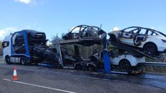 Cami�n de transporte de autom�viles Tesla calcinado tras sufrir un incendio en la A-52 en el kil�metro 173 direcci�n Ourense