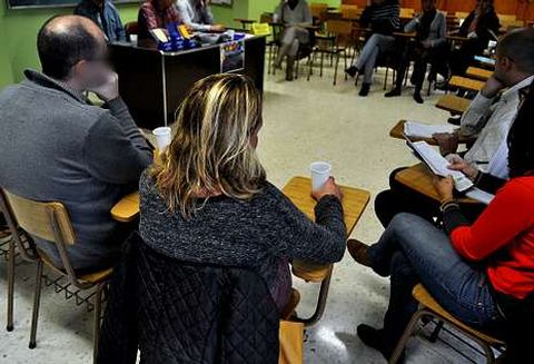 Visitantes y adictos charlan ayer en el grupo Buena Esperanza en los Padres Capuchinos.