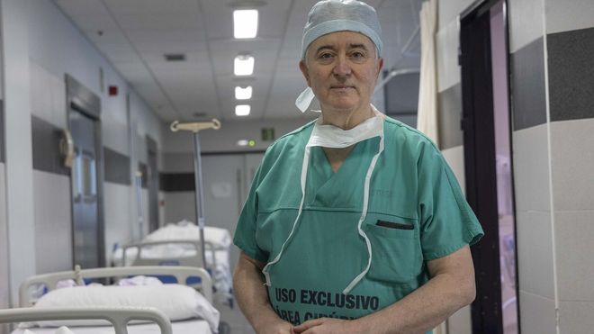 Salustiano Gonz�lez Vinagre es cirujano en la Unidad de Mama del CHUS