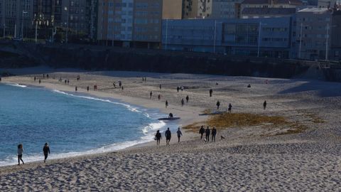 La playa del Orz�n se llen� a primera hora de paseantes