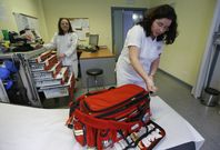 Los PAC (en la foto, el de Culleredo) han incorporado camillas, carros de emergencias y maletines. 