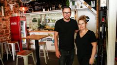 . Davinson Narv�ez y Deborah Escur�s buscan personal para La Embajada y para el bar Azul de Cab�o, que reabrir�n el 1 de junio