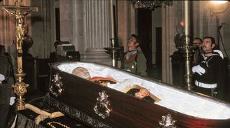 La capilla ardiente del dictador Francisco Franco, de cuya muerte se cumplen 50 aos.