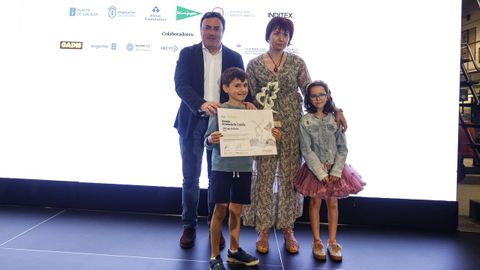 O presidente da Deputaci�n da Coru�a, Valent�n Gonz�lez Formoso, entregou o premio � coordinadora do traballo, Yolanda Gonz�lez Espi�eira, e aos alumnos Lois Vallejo Saborido e L�a Troiti�o Reboredo. Os galard�ns para os provinciais est�n patrocinados por Gadisa e ascenden a 2.000 euros