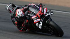 El italiano Marco Bezzecchi, encima de su Aprilia