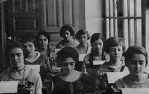 Clases de mecanograf�a en Vigo en los a�os veinte. En la tercera fila, por la izquierda, est� Carmen Queiz�n.