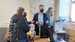 Trenor, que estuvo acompa�ado por In�s Monteagudo, en el taller de empleo de Muros.