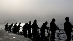 Pescadores recreativos en un puerto gallego (foto de archivo)